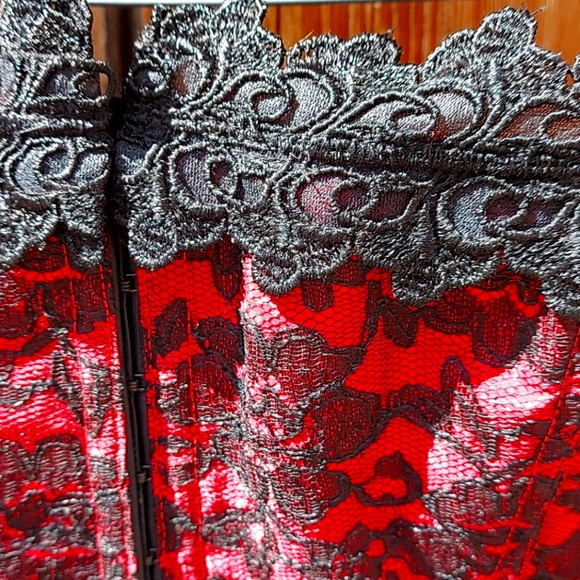 Quality Red and Black lace corset - Picture 3 of 15